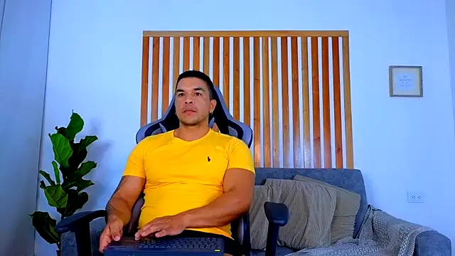 Snapshot of estebandelouis chatting on 05.12.26 estebandelouis online show from 05.12.26