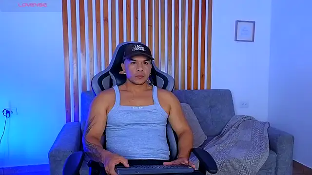 Snapshot of estebandelouis chatting on 05.19.26 estebandelouis online show from 05.19.26