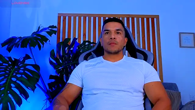 Snapshot of estebandelouis chatting on 05.23.26 estebandelouis online show from 05.23.26