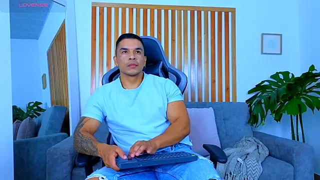 Snapshot of estebandelouis chatting on 05.25.26 estebandelouis online show from 05.25.26