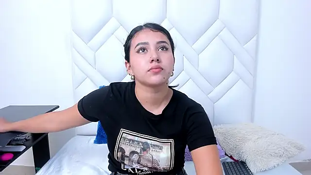 Snapshot of Analia18_ chatting on 11.14.25 Analia18 online show from 11.14.25