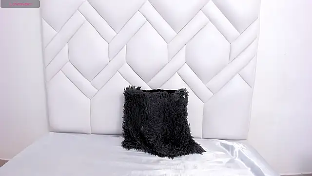 Snapshot of Analia18_ chatting on 12.19.25 Analia18 online show from 12.19.25