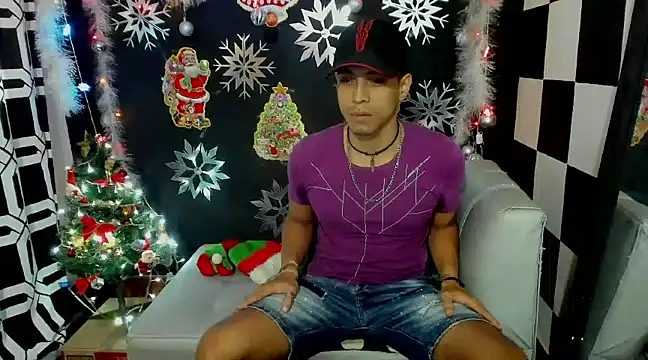 Snapshot of MikeRose94 chatting on 12.21.24 MikeRose94 online show from 12.21.24