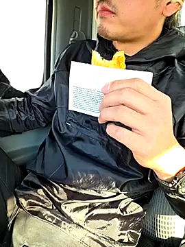 Snapshot of da--------i chatting on 11.22.25 da--------i online show from 11.22.25