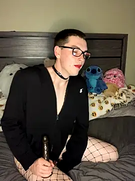 Snapshot of YourFavTwinkie chatting on 11.05.25 YourFavTwinkie online show from 11.05.25