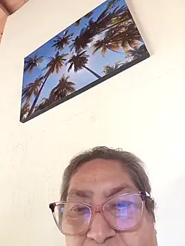Snapshot of florecita69 chatting on 04.28.26 florecita69 online show from 04.28.26