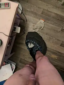 Hornyguynotshy198214 online show from 02.12.26