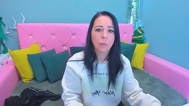 LauraSin online show from 12.16.25