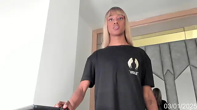 Snapshot of Doll_Isaa chatting on 01.03.25 Doll Isaa online show from 01.03.25