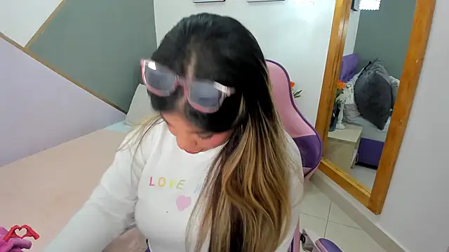 Snapshot of laris_park chatting on 12.22.24 laris park online show from 12.22.24