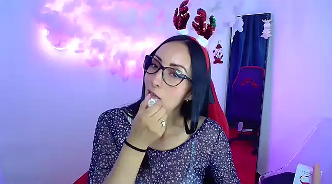 Snapshot of yaralyminjo2 chatting on 12.18.24 yaralyminjo2 online show from 12.18.24