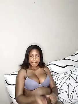 Snapshot of queenbboobs chatting on 01.11.25 queenbboobs online show from 01.11.25