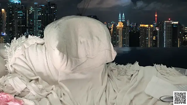 Lexi hugges online show from 10.24.25