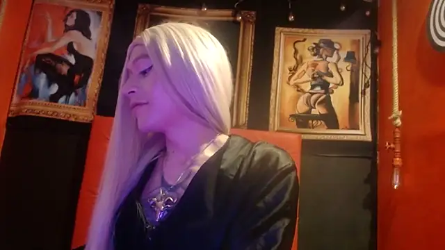 Snapshot of MEGANNIXX chatting on 10.12.25 MEGANNIXX online show from 10.12.25