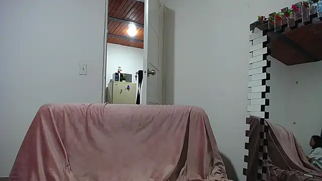 Snapshot of merlin-18 chatting on 12.20.24 merlin-18 online show from 12.20.24