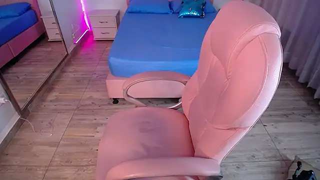 Snapshot of pettit_courtny chatting on 01.03.25 pettit courtny online show from 01.03.25