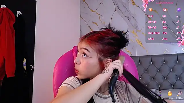 Snapshot of pettit_courtny chatting on 02.11.25 pettit courtny online show from 02.11.25