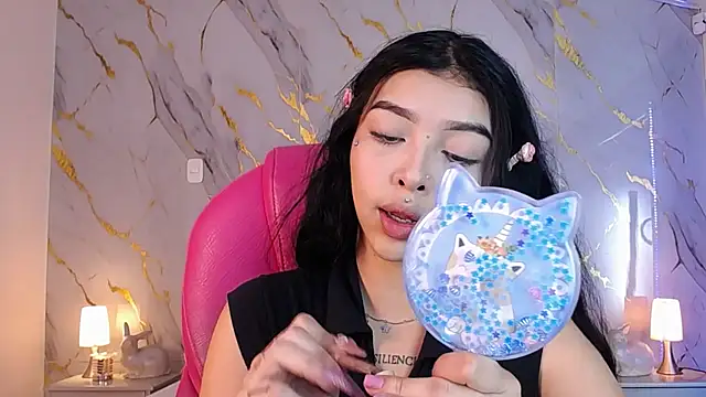 Snapshot of pettit_courtny chatting on 03.10.25 pettit courtny online show from 03.10.25