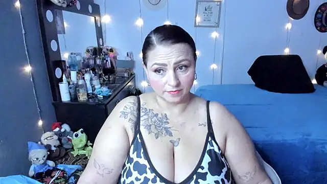 Snapshot of Ivonnee__ chatting on 10.20.25 Ivonnee   online show from 10.20.25