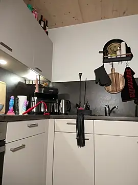 Izzy Inked online show from 11.10.25