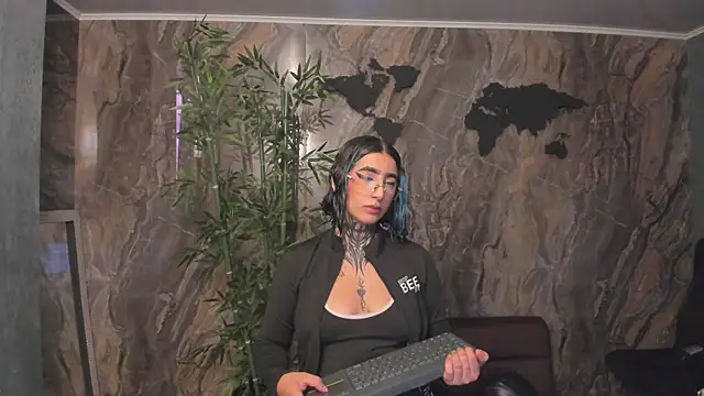 Snapshot of Alahia_Dangelo chatting on 04.23.26 Alahia Dangelo online show from 04.23.26