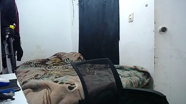 Snapshot of esjrobles chatting on 10.06.25 esjrobles online show from 10.06.25