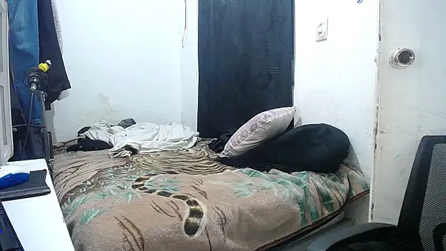 Snapshot of esjrobles chatting on 10.16.25 esjrobles online show from 10.16.25