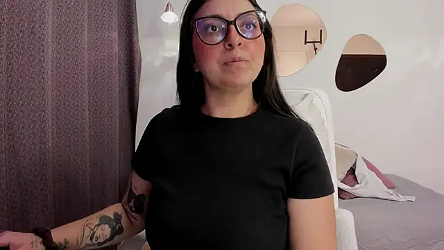 Snapshot of Vioolletta chatting on 10.16.25 Vioolletta online show from 10.16.25