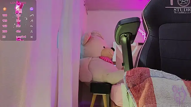 Snapshot of Laylafoxy_tay chatting on 02.04.26 Laylafoxy tay online show from 02.04.26