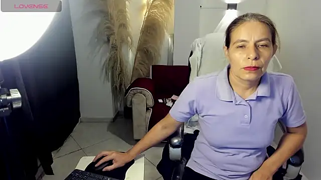 Snapshot of Milf_karlye chatting on 04.25.26 Milf karlye online show from 04.25.26