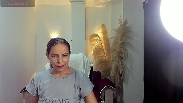 Snapshot of Milf_karlye chatting on 06.06.26 Milf karlye online show from 06.06.26
