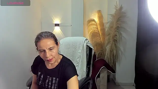 Snapshot of Milf_karlye chatting on 06.13.26 Milf karlye online show from 06.13.26