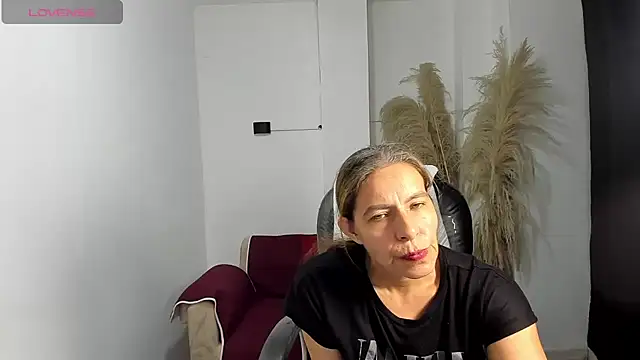 Snapshot of Milf_karlye chatting on 06.17.26 Milf karlye online show from 06.17.26