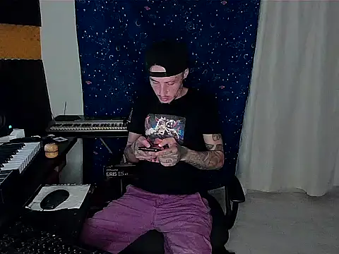 Snapshot of patrik_tattoo_ chatting on 12.30.24 patrik tattoo online show from 12.30.24