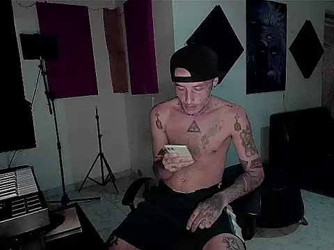 Snapshot of patrik_tattoo_ chatting on 11.22.25 patrik tattoo online show from 11.22.25