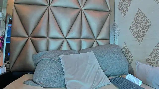 Corina Taylor  online show from 11.05.25