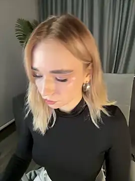 Snapshot of Eva_Millss chatting on 12.14.24 Eva Millss online show from 12.14.24