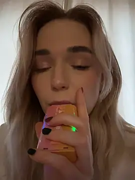 Snapshot of Eva_Millss chatting on 12.27.24 Eva Millss online show from 12.27.24