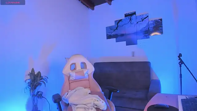 Snapshot of odelei chatting on 03.13.25 odelei online show from 03.13.25