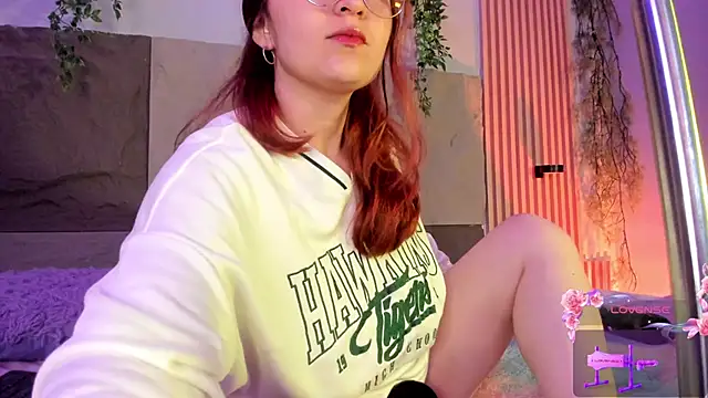 Snapshot of centaurigirl chatting on 04.19.26 centaurigirl online show from 04.19.26
