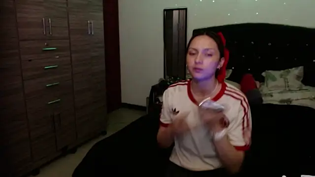 Snapshot of holy_juli chatting on 06.18.26 holy juli online show from 06.18.26