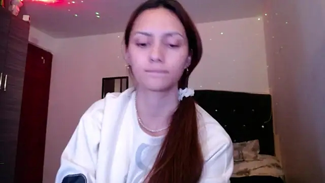 Snapshot of holy_juli chatting on 06.20.26 holy juli online show from 06.20.26