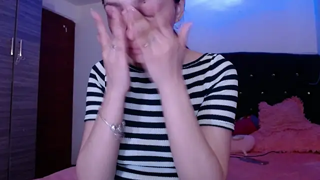 Snapshot of holy_juli chatting on 07.16.26 holy juli online show from 07.16.26