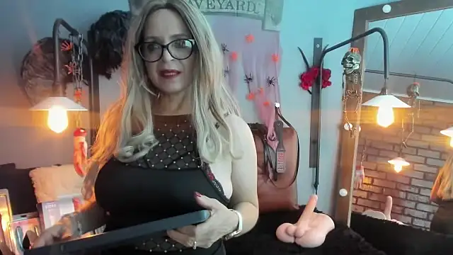 Snapshot of Samantha_mature56 chatting on 10.21.25 Samantha mature56 online show from 10.21.25