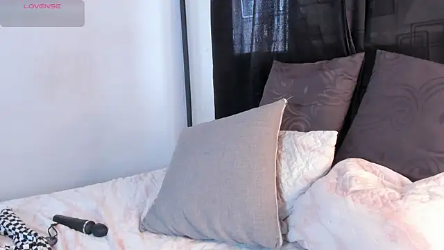 Snapshot of litarossana chatting on 10.25.25 litarossana online show from 10.25.25