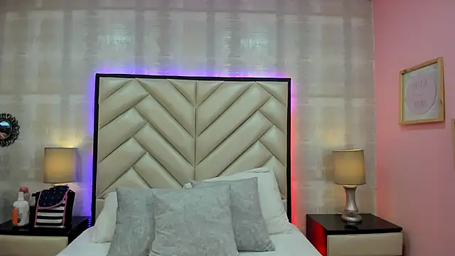 HazelMoret online show from 09.13.25