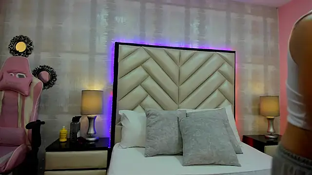 HazelMoret online show from 09.17.25