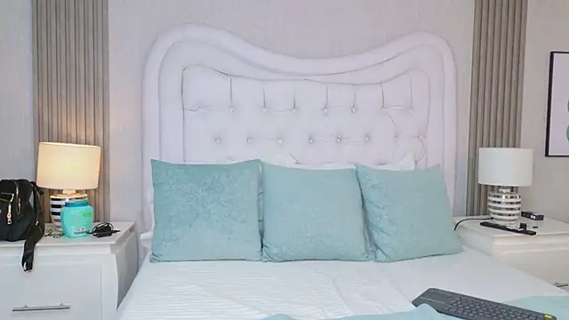 HazelMoret online show from 02.21.26