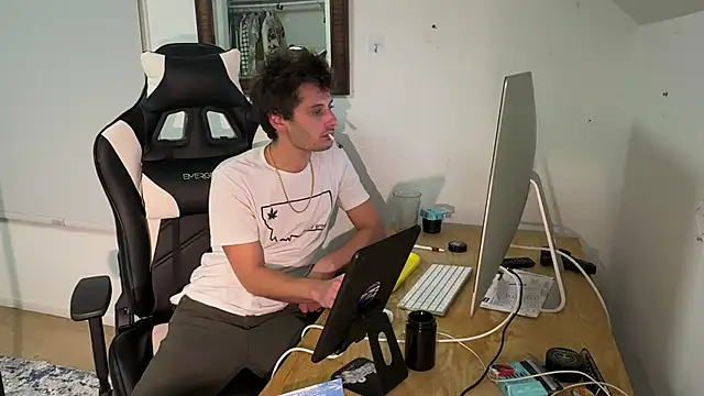 Snapshot of Dylansd chatting on 12.19.24 Dylansd online show from 12.19.24