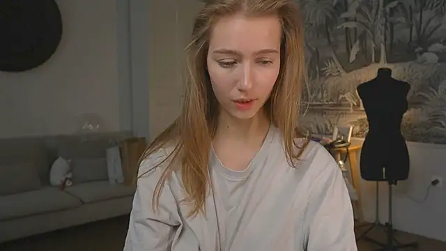 Snapshot of solar_bella chatting on 01.04.25 solar bella online show from 01.04.25